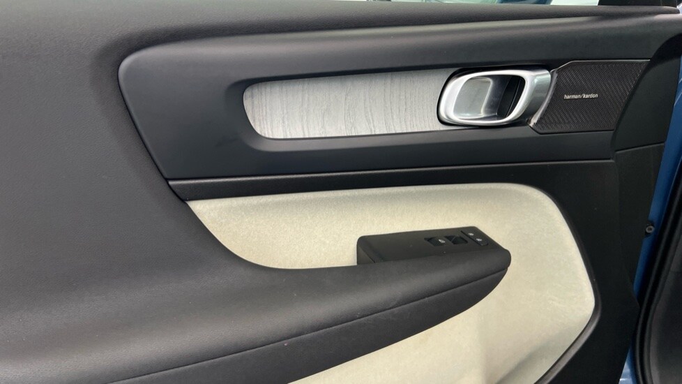 Used Volvo XC40 2025 for sale - 77673840: Photo 41