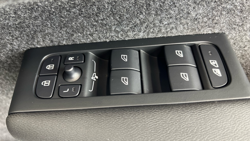 Used Volvo XC40 2024 for sale - 77261532: Photo 24