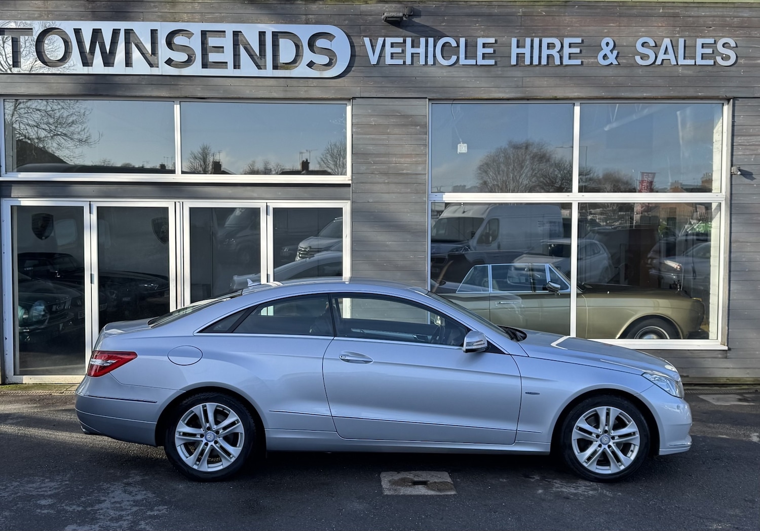 Used Mercedes-Benz E Class 2010 for sale - 77311455: Photo 2