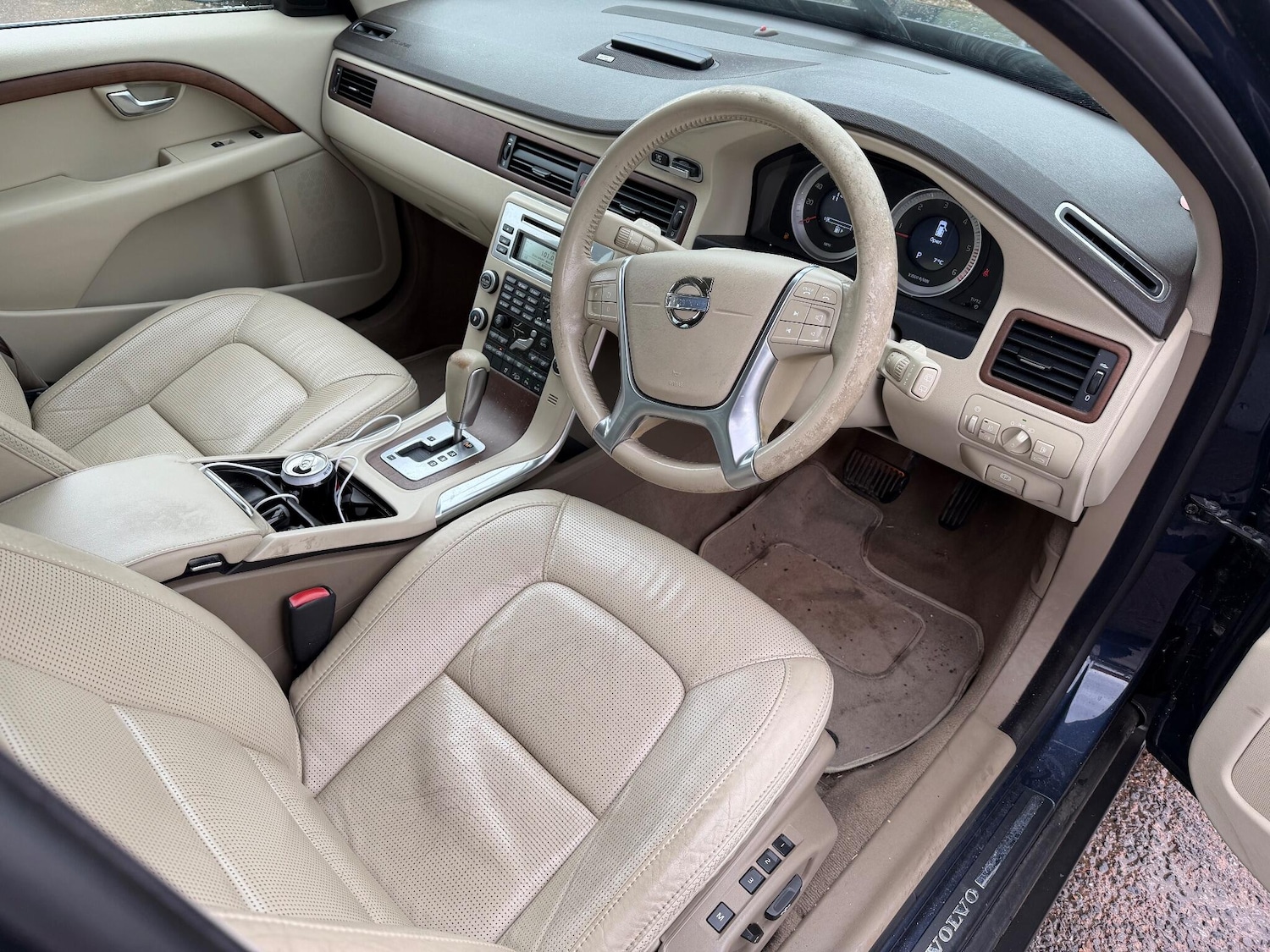 Used Volvo XC70 2010 for sale - 76689843: Photo 18