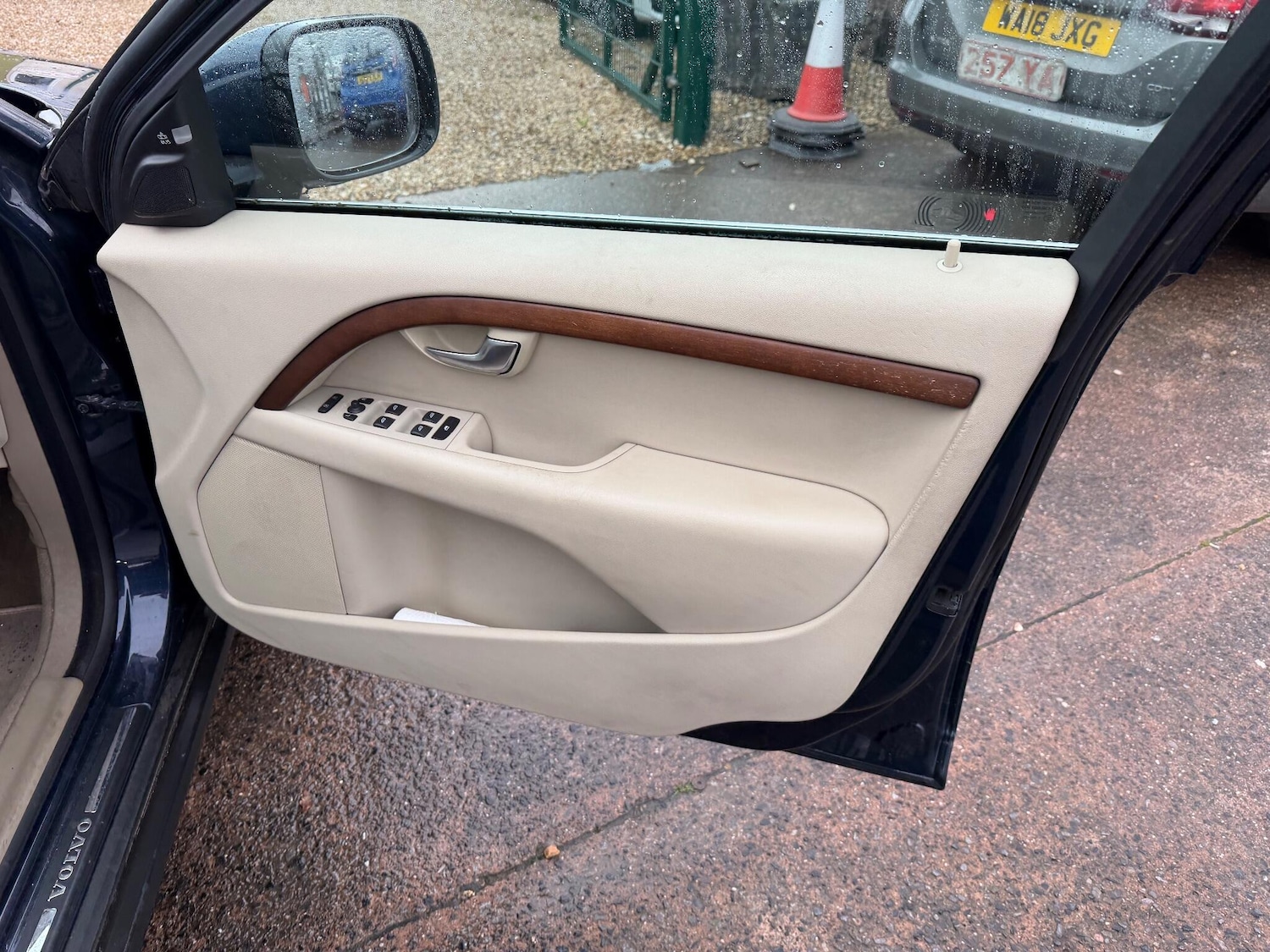 Used Volvo XC70 2010 for sale - 76689843: Photo 20