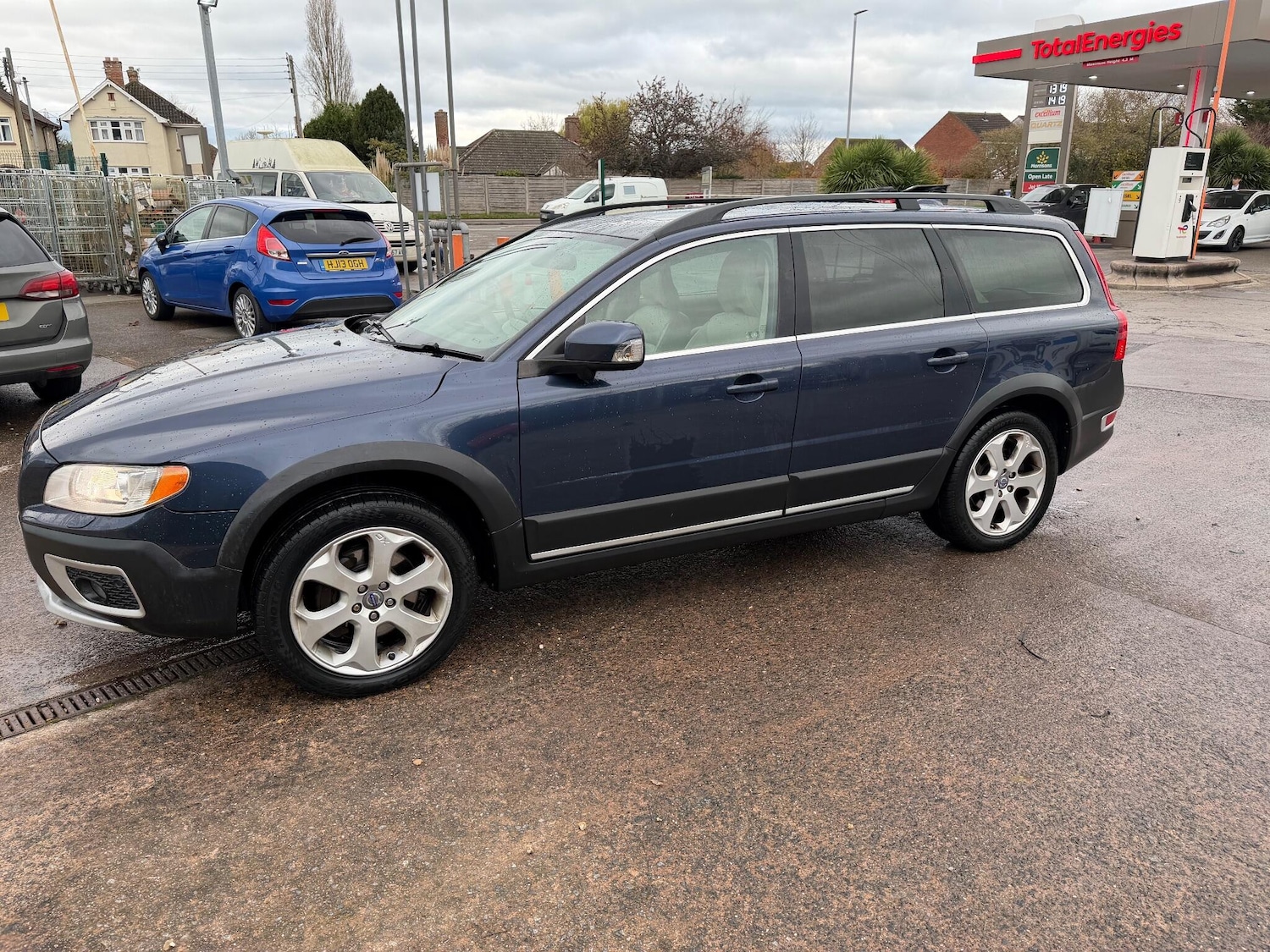 Used Volvo XC70 2010 for sale - 76689843: Photo 4