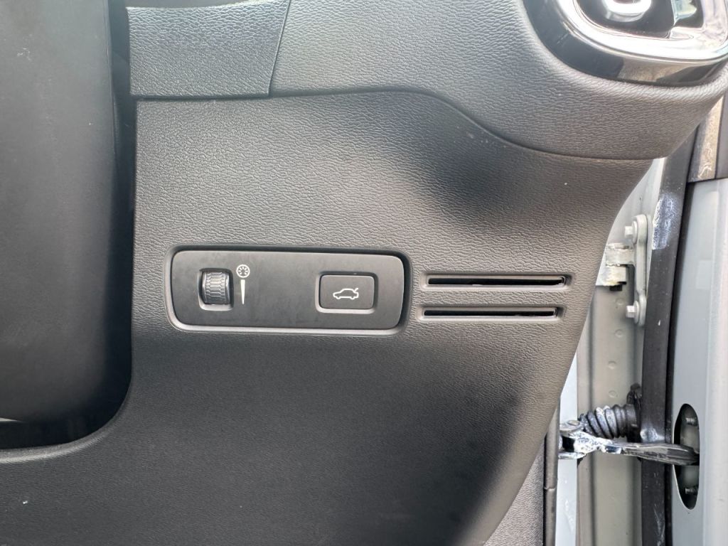 Used Volvo XC40 2020 for sale - 76840477: Photo 28