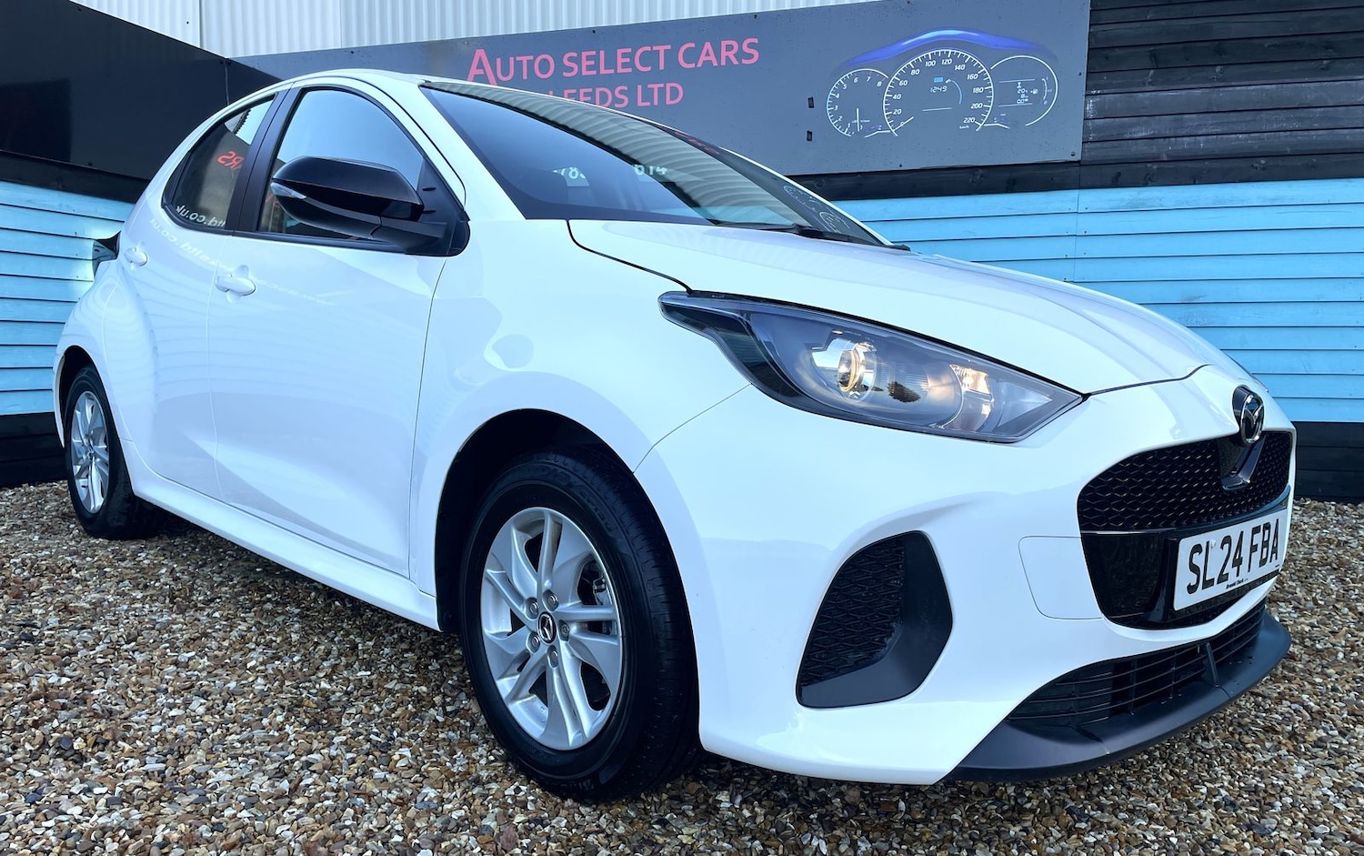 Used Mazda Mazda2 HYBRID 2024 for sale - 76788416: Photo 2