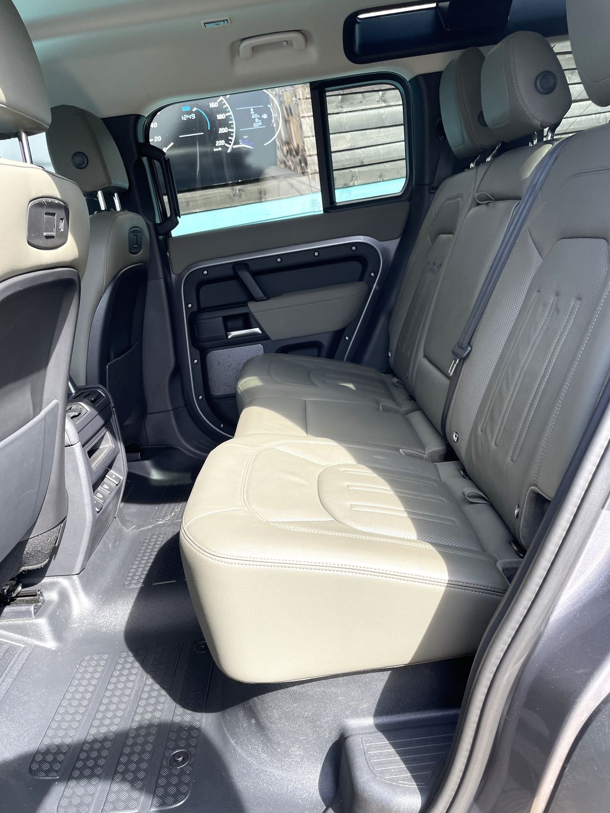 Used Land Rover Defender 110 2023 for sale - 77538735: Photo 11