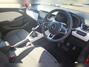 Used Renault Clio 2022 for sale - 75981136: Photo 2