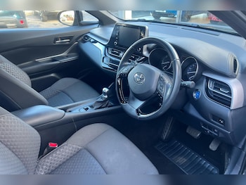 Used Toyota C-HR 2021 for sale - 76576356: Photo