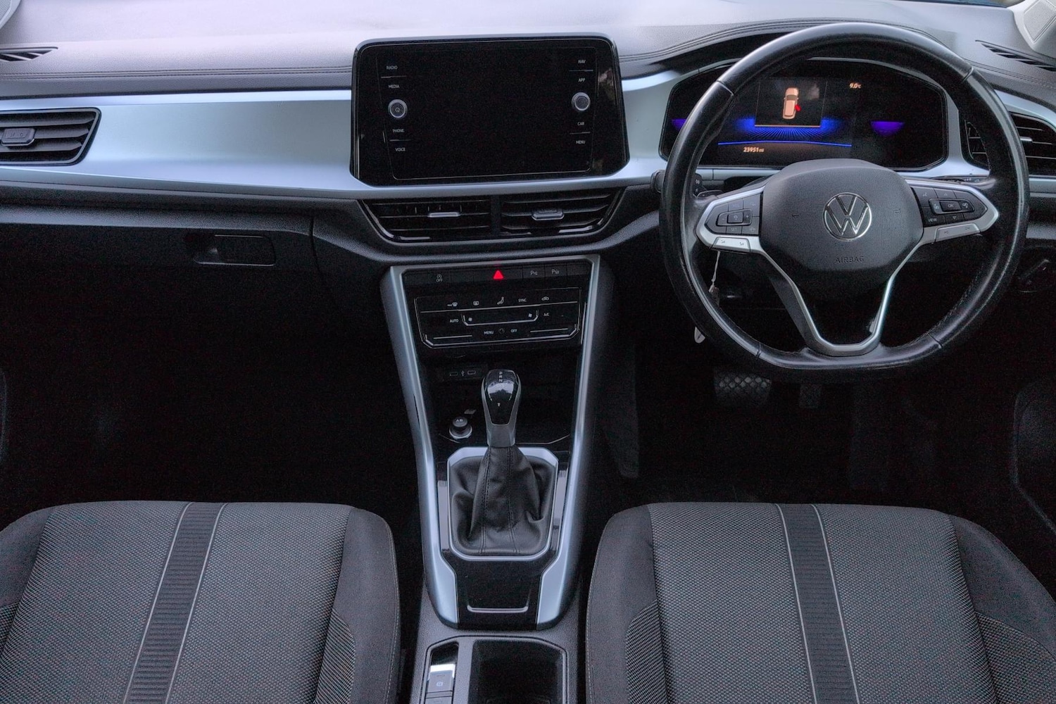 Used Volkswagen T-Roc 2023 for sale - 77270557: Photo 4