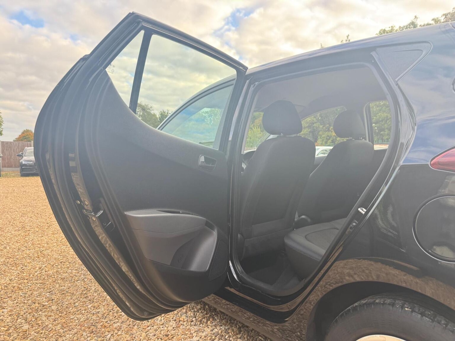 Used Hyundai i10 2017 for sale - 76286967: Photo 30