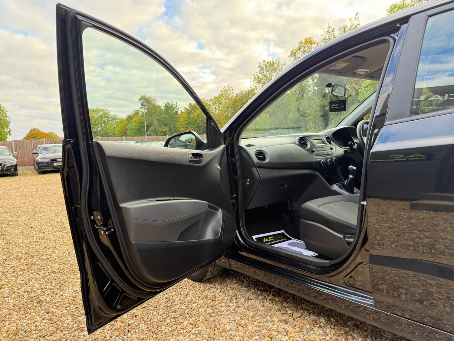 Used Hyundai i10 2017 for sale - 76286967: Photo 34