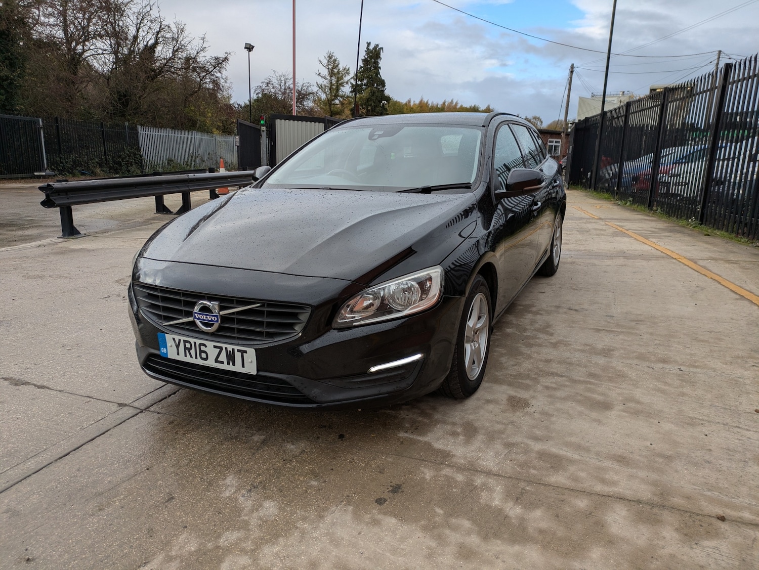 Used Volvo V60 2016 for sale - 76613546: Photo 2