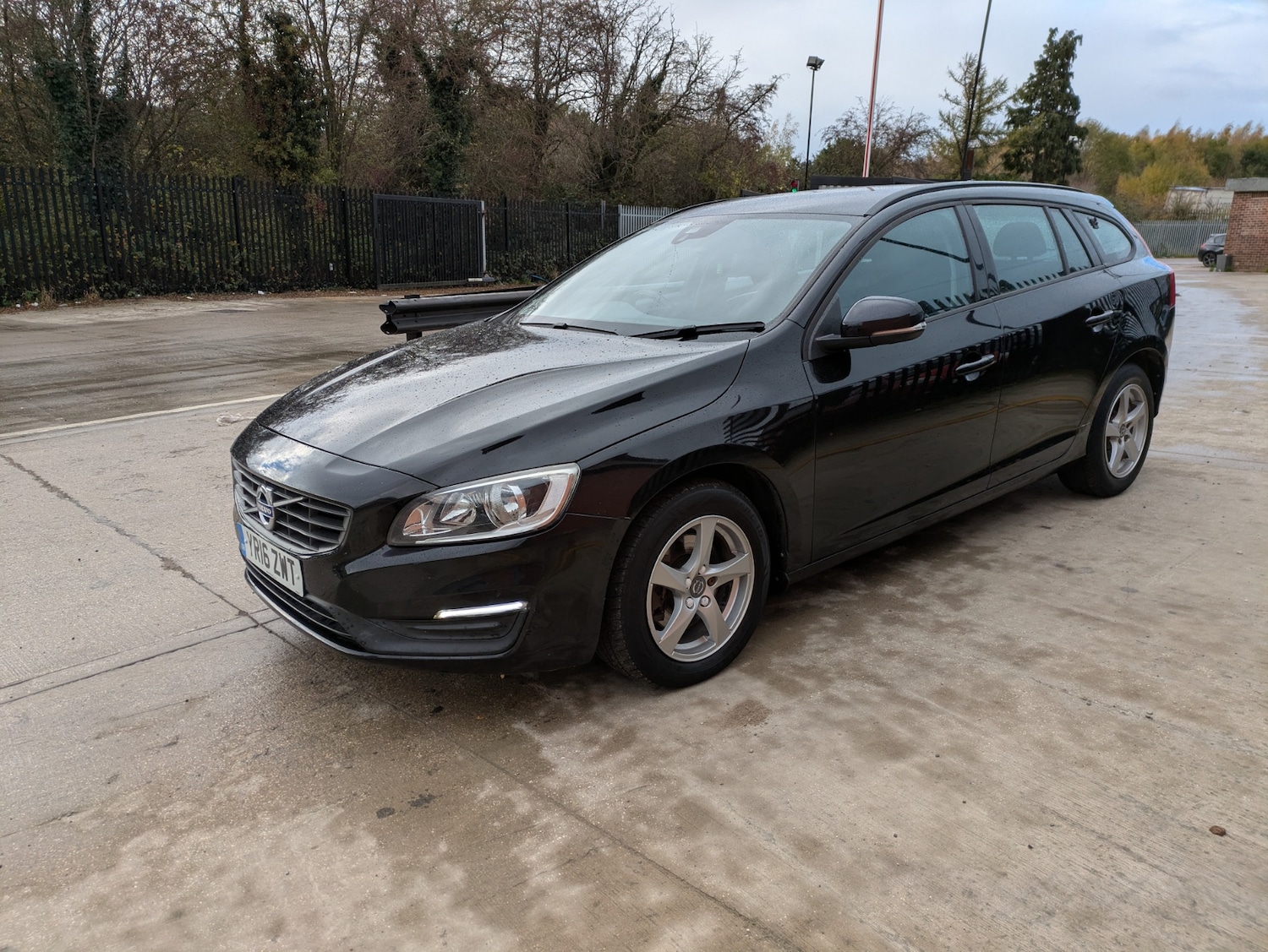 Used Volvo V60 2016 for sale - 76613546: Photo 3