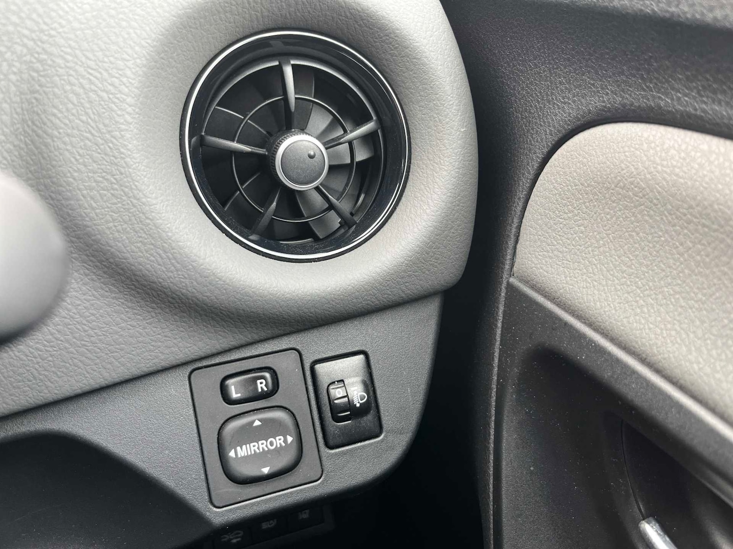 Used Toyota Yaris 2019 for sale - 76945932: Photo 22