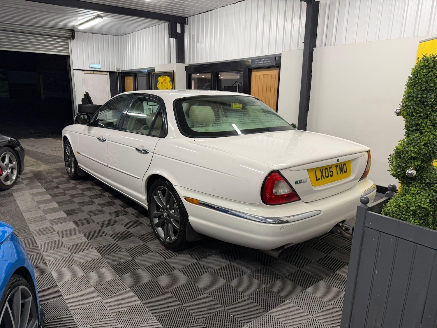 Used Jaguar XJ 2005 for sale - 76989688: Photo 2