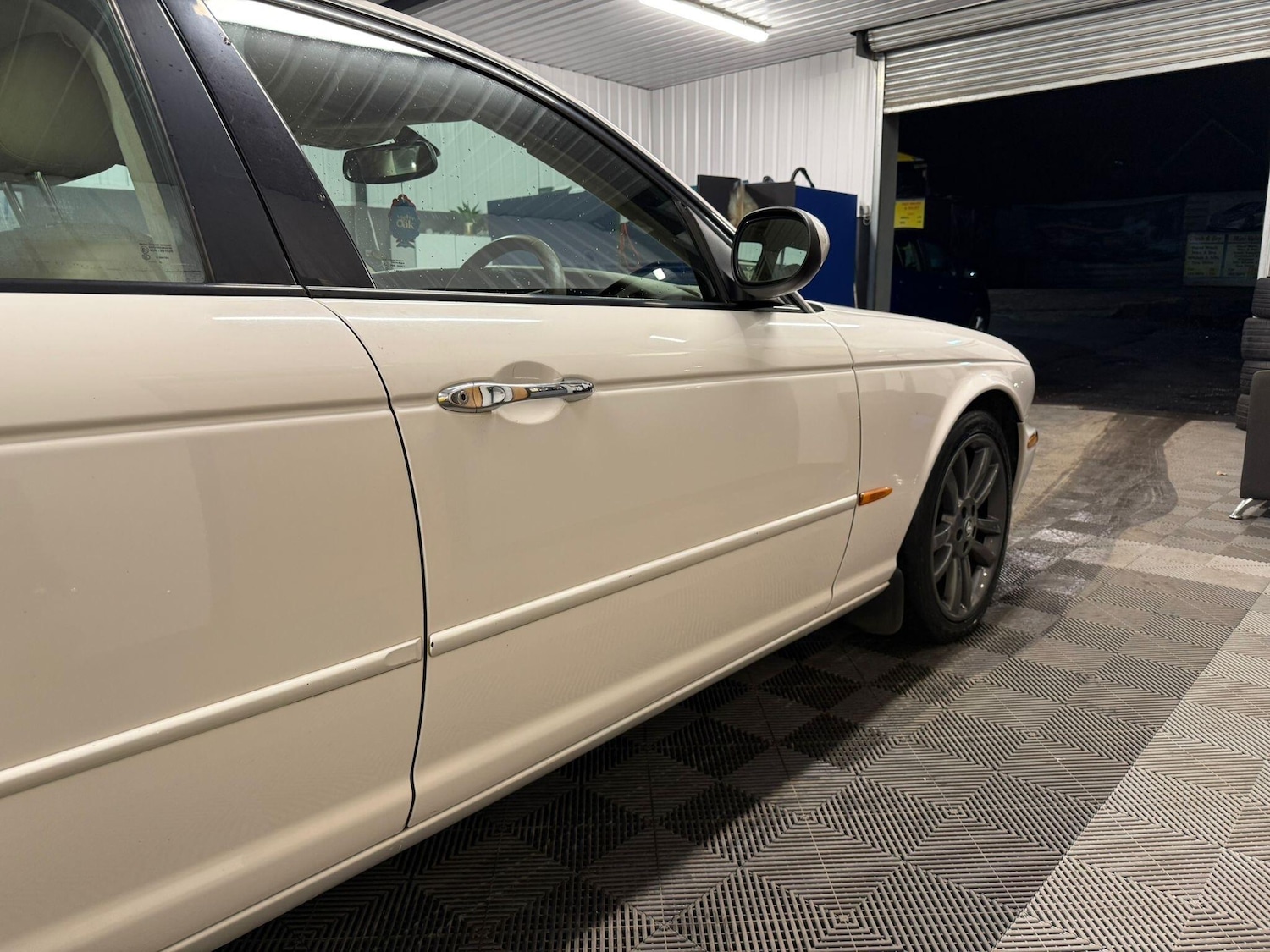 Used Jaguar XJ 2005 for sale - 76989688: Photo 4