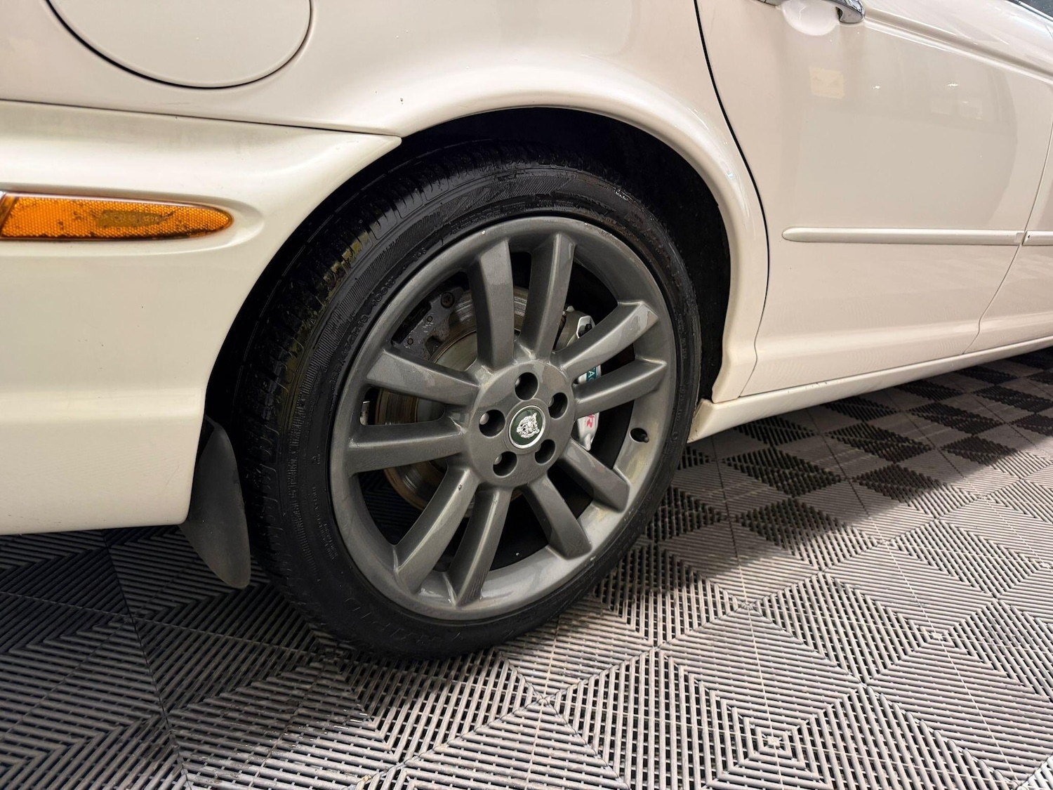 Used Jaguar XJ 2005 for sale - 76989688: Photo 6