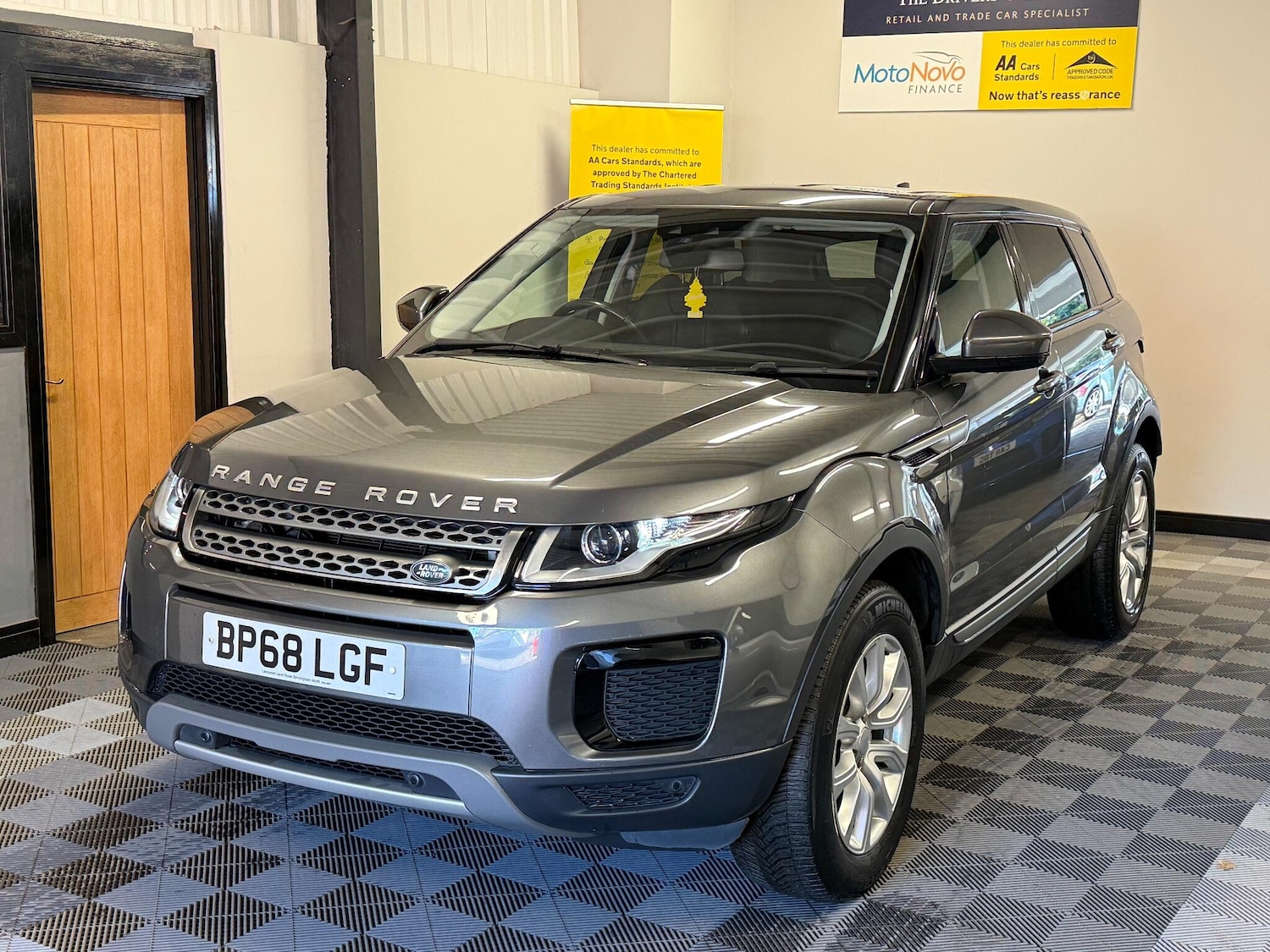 Used Land Rover Range Rover Evoque 2018 for sale - 76377500: Photo 2