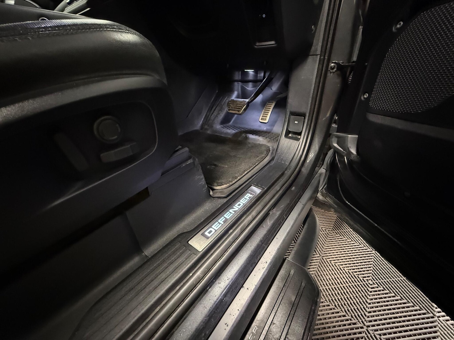 Used Land Rover Defender 2023 for sale - 76512870: Photo 27