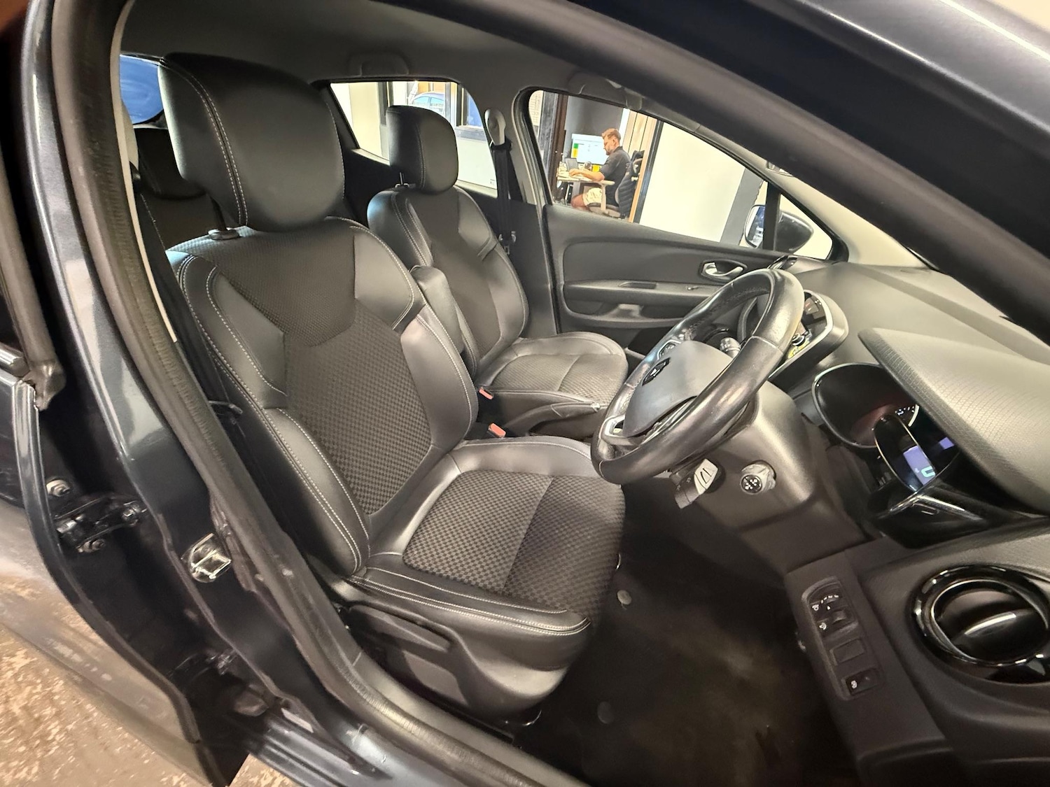 Used Renault Clio 2017 for sale - 76327266: Photo 8