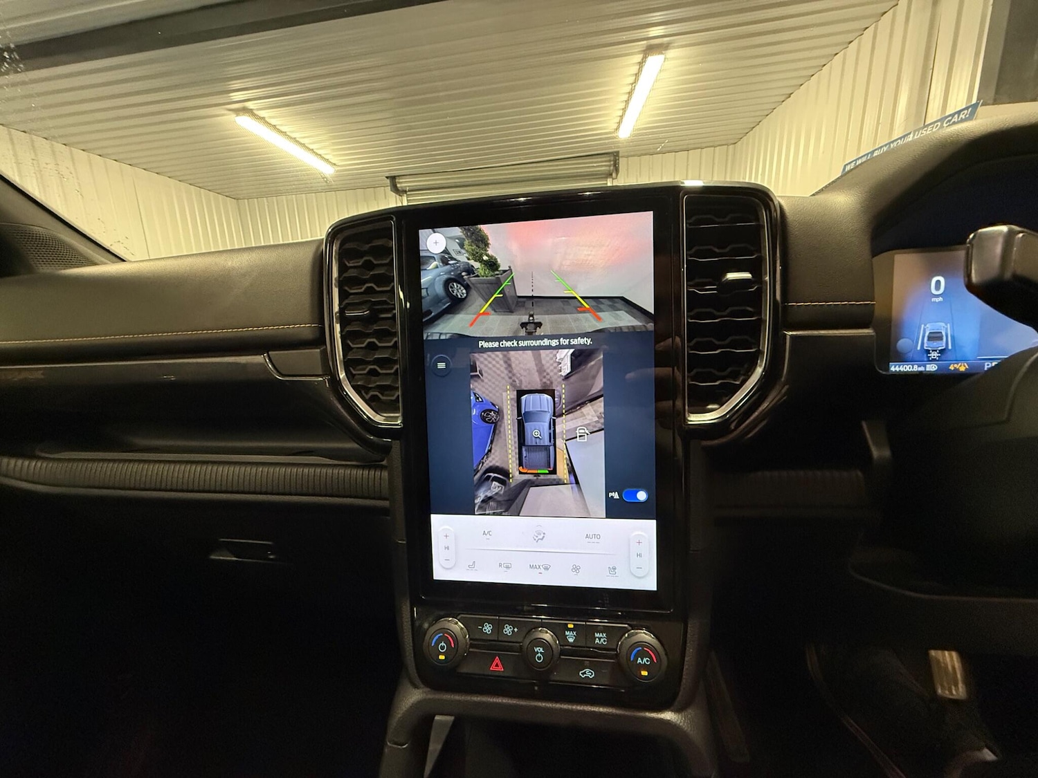 Used Land Rover Defender 2025 for sale - 76759643: Photo 29