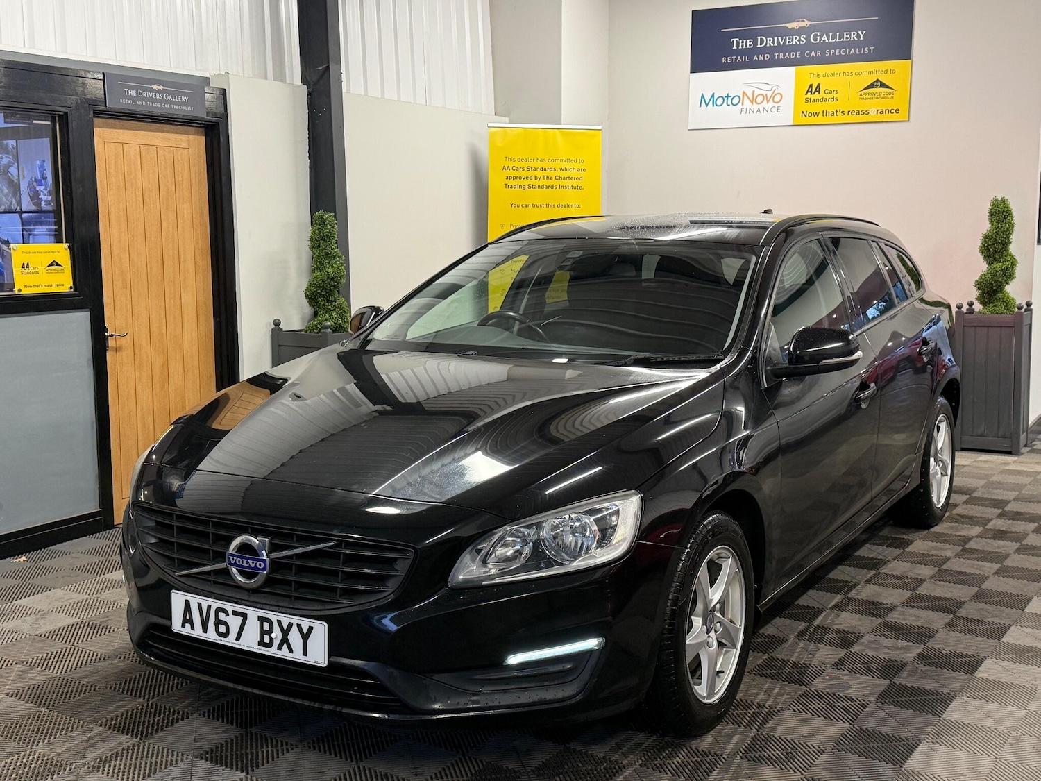 Used Volvo V60 2017 for sale - 77216219: Photo 2