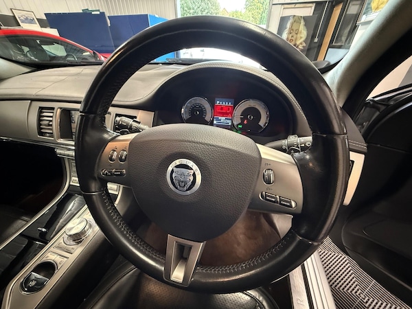 Used Jaguar XF 2010 for sale - 76269623: Photo 7
