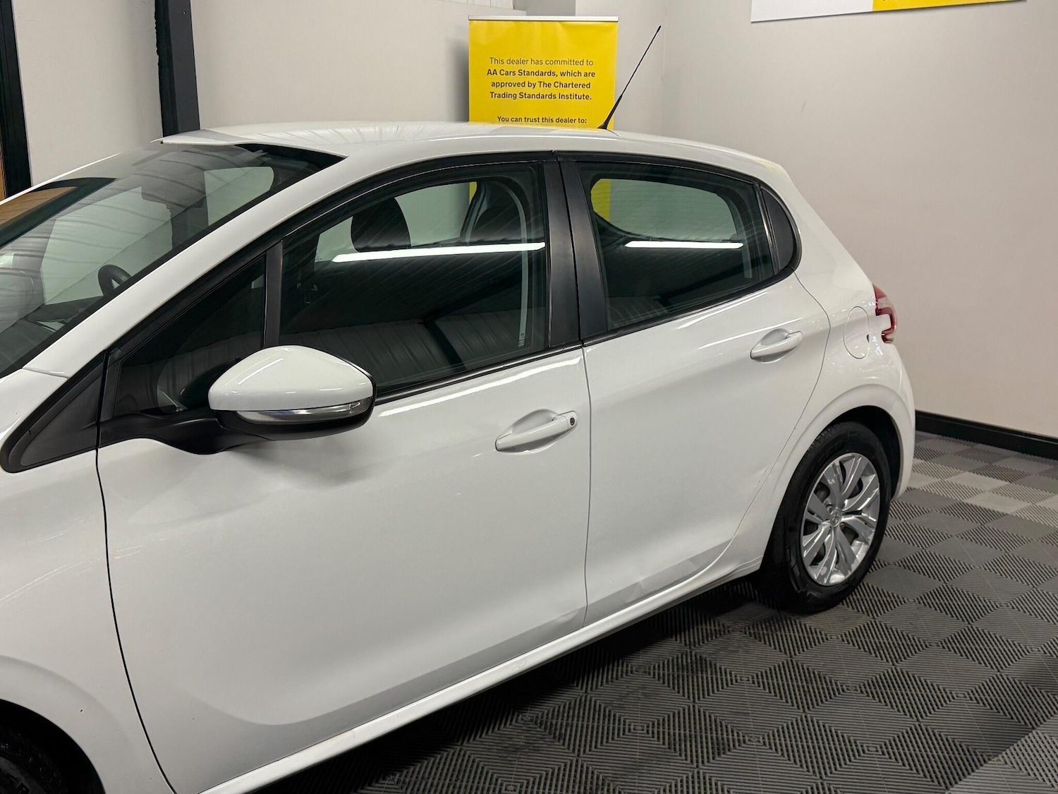 Used Peugeot 208 2015 for sale - 76485899: Photo 17