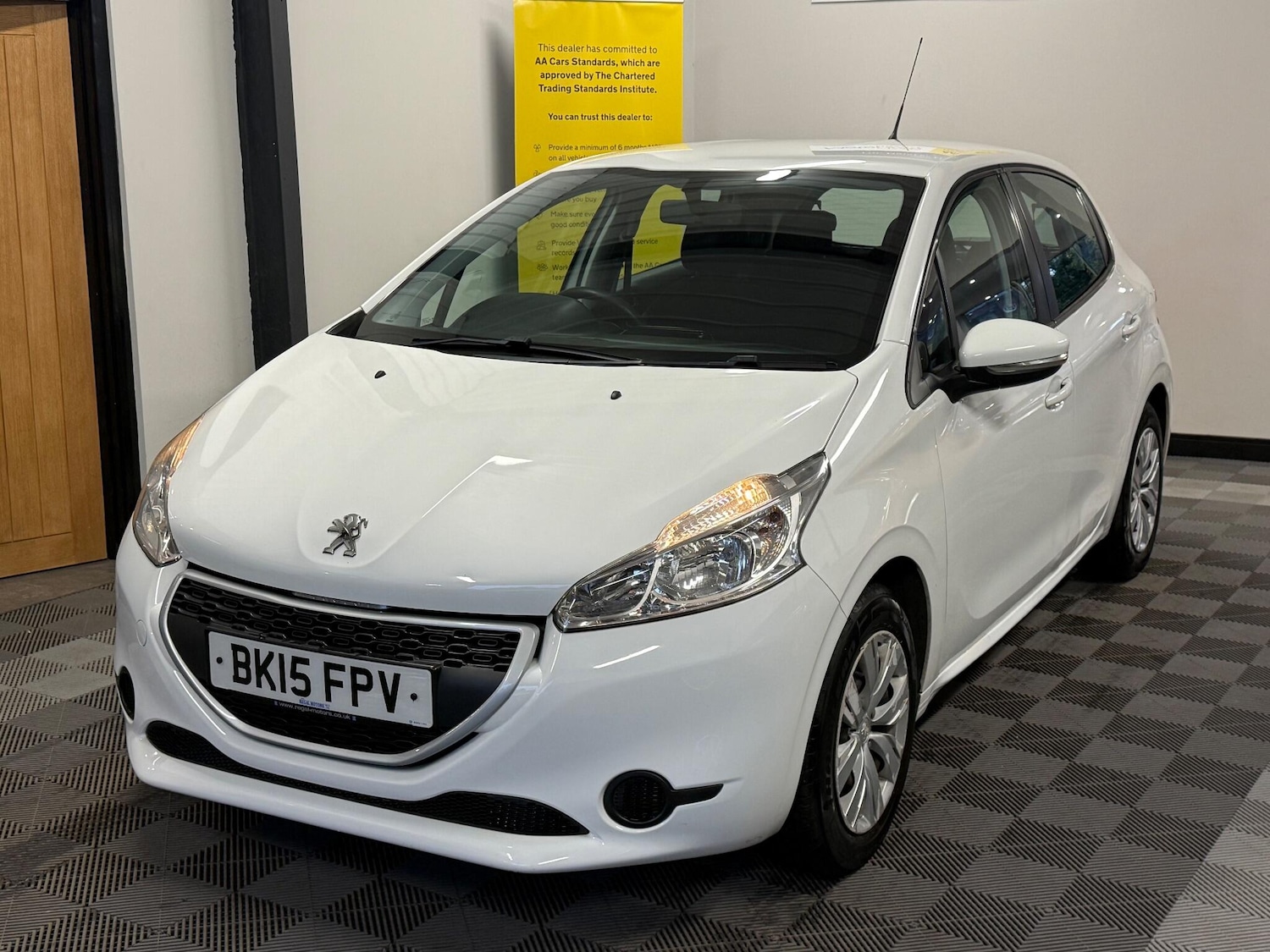 Used Peugeot 208 2015 for sale - 76485899: Photo 2