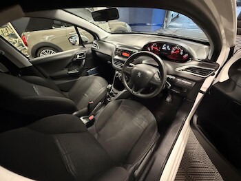 Used Peugeot 208 2015 for sale - 76485899: Photo