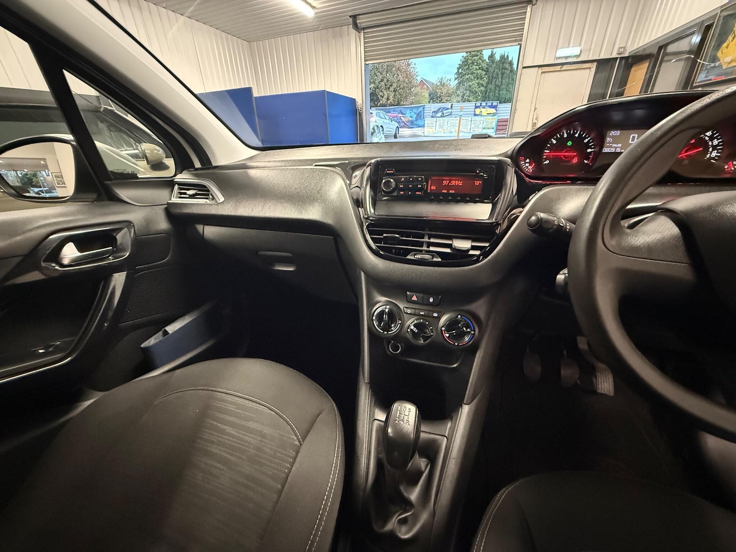 Used Peugeot 208 2015 for sale - 76485899: Photo 8