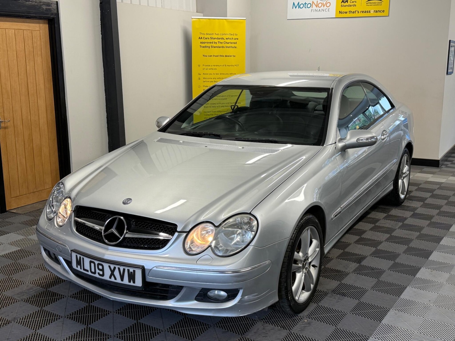 Used Mercedes-Benz CLK 2009 for sale - 76645248: Photo 2