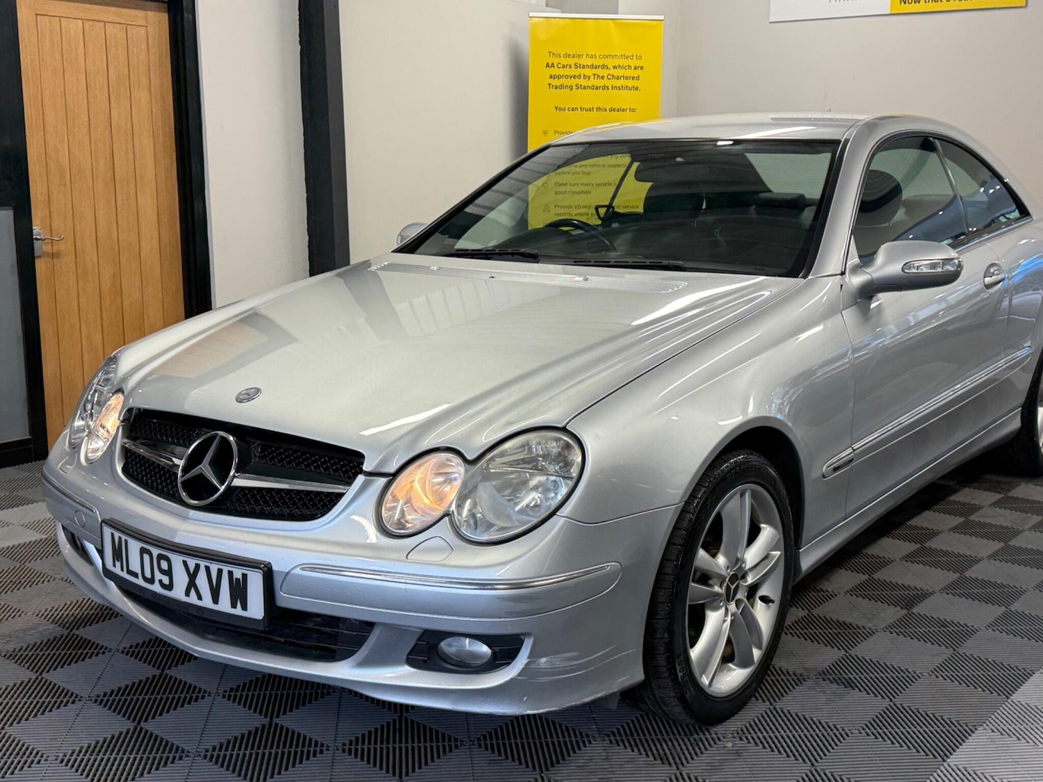 Used Mercedes-Benz CLK 2009 for sale - 76645248: Photo 4