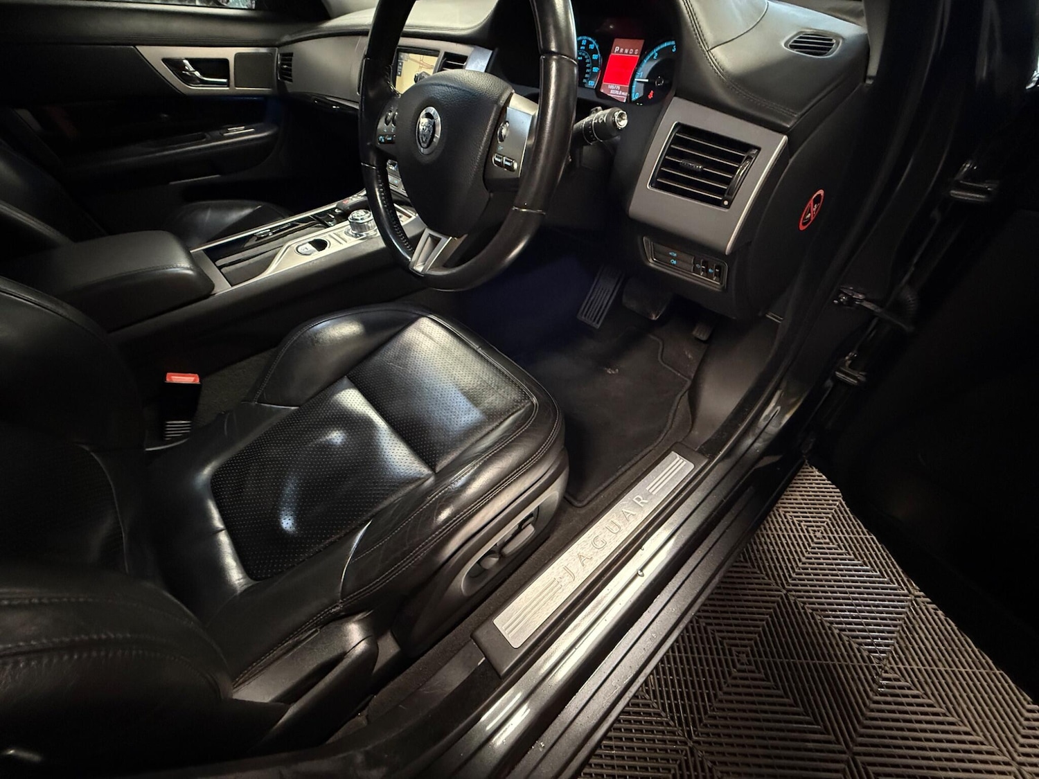 Used Jaguar XF 2011 for sale - 77468112: Photo 18