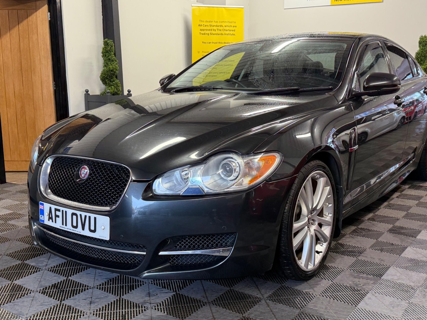 Used Jaguar XF 2011 for sale - 77468112: Photo 4