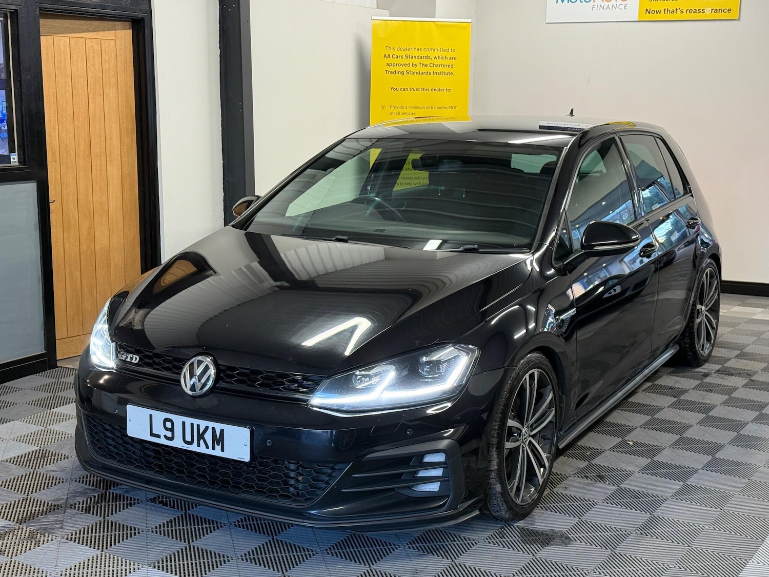 Used Volkswagen Golf 2017 for sale - 76607751: Photo 2