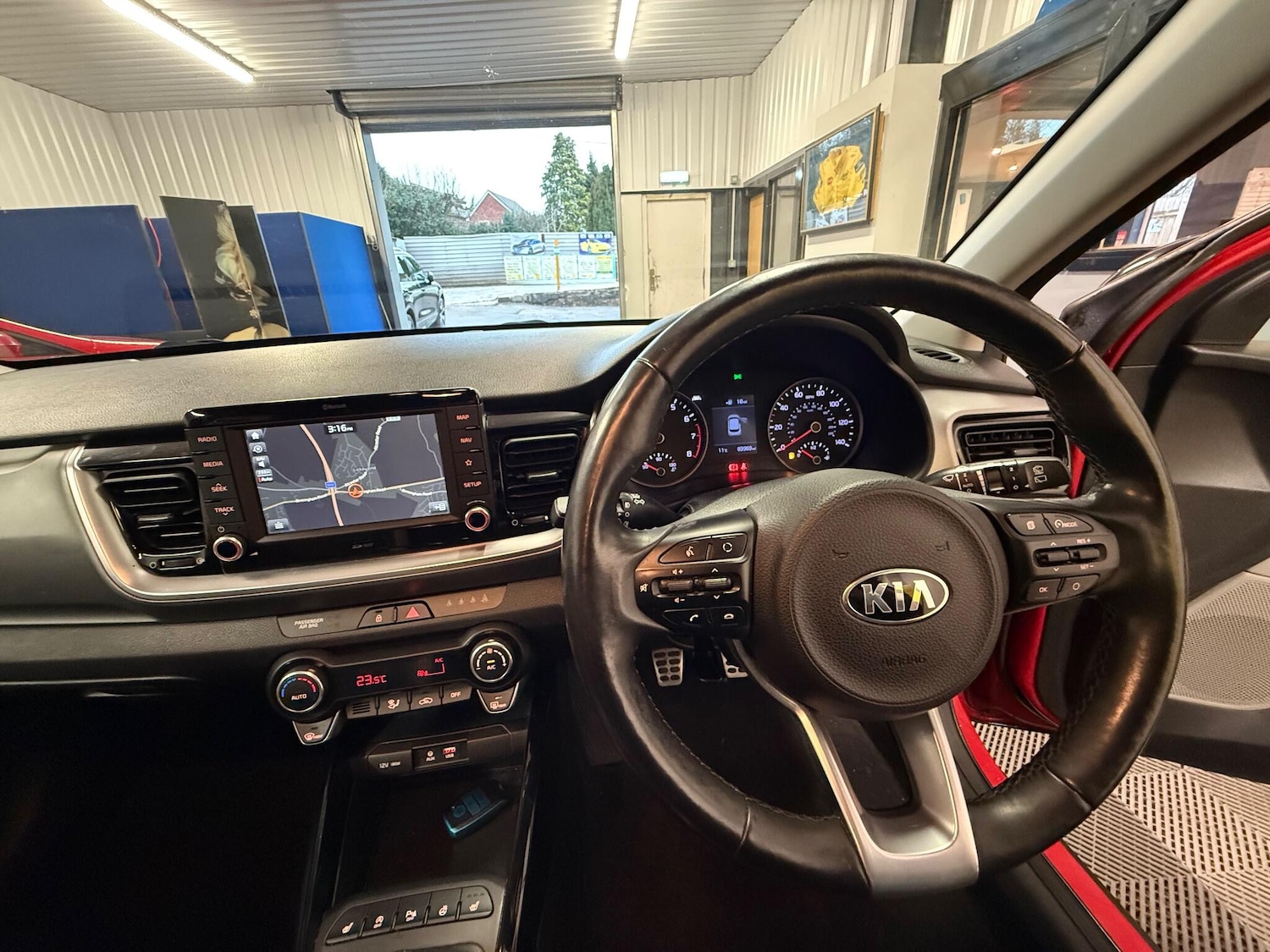 Used Kia Stonic 2018 for sale - 77215907: Photo 6