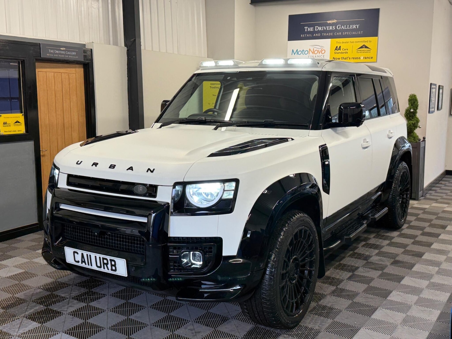 Used Land Rover Defender 110 for sale - 77573989: Photo 2