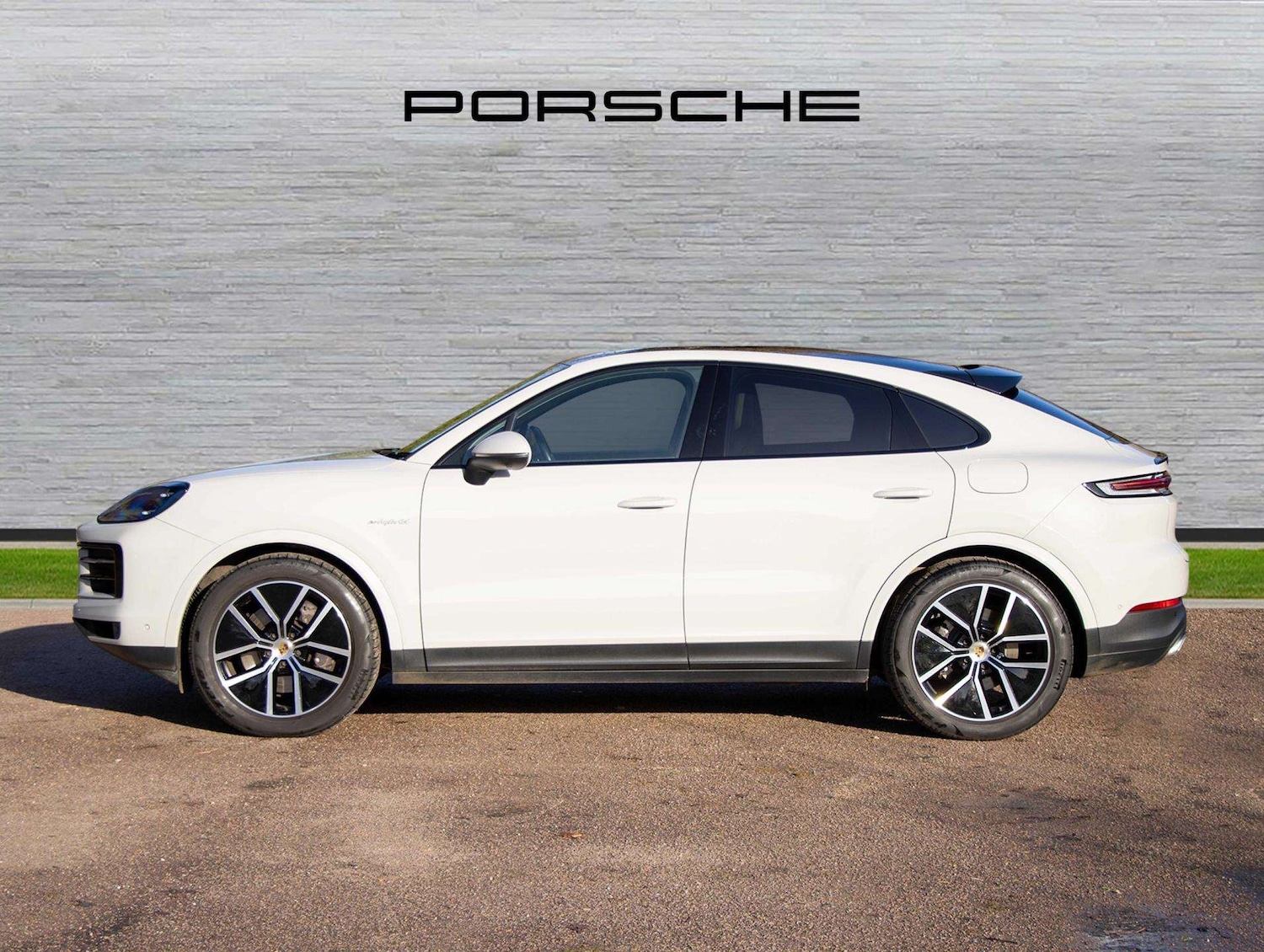 Used Porsche Cayenne 2023 for sale - 77000233: Photo 2