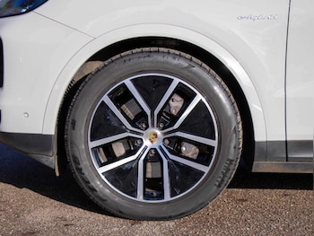 Used Porsche Cayenne 2023 for sale - 77000233: Photo