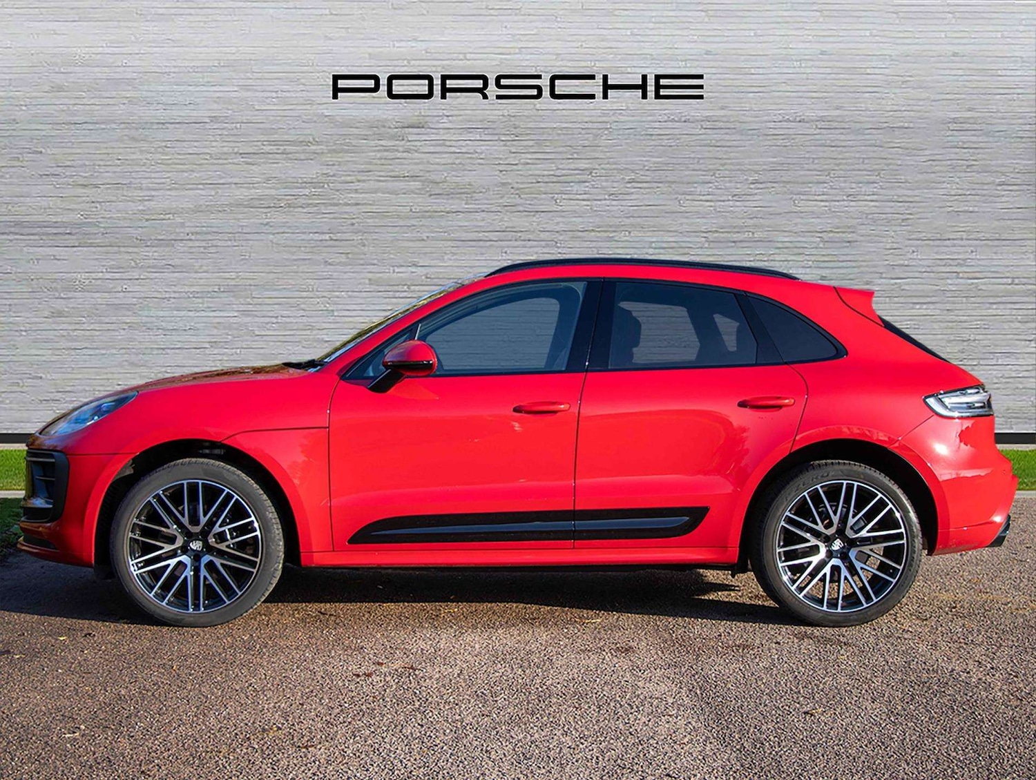 Used Porsche Macan 2022 for sale - 76718177: Photo 2