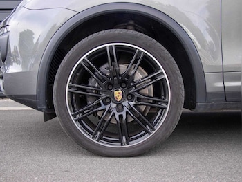 Used Porsche Cayenne 2017 for sale - 75592280: Photo