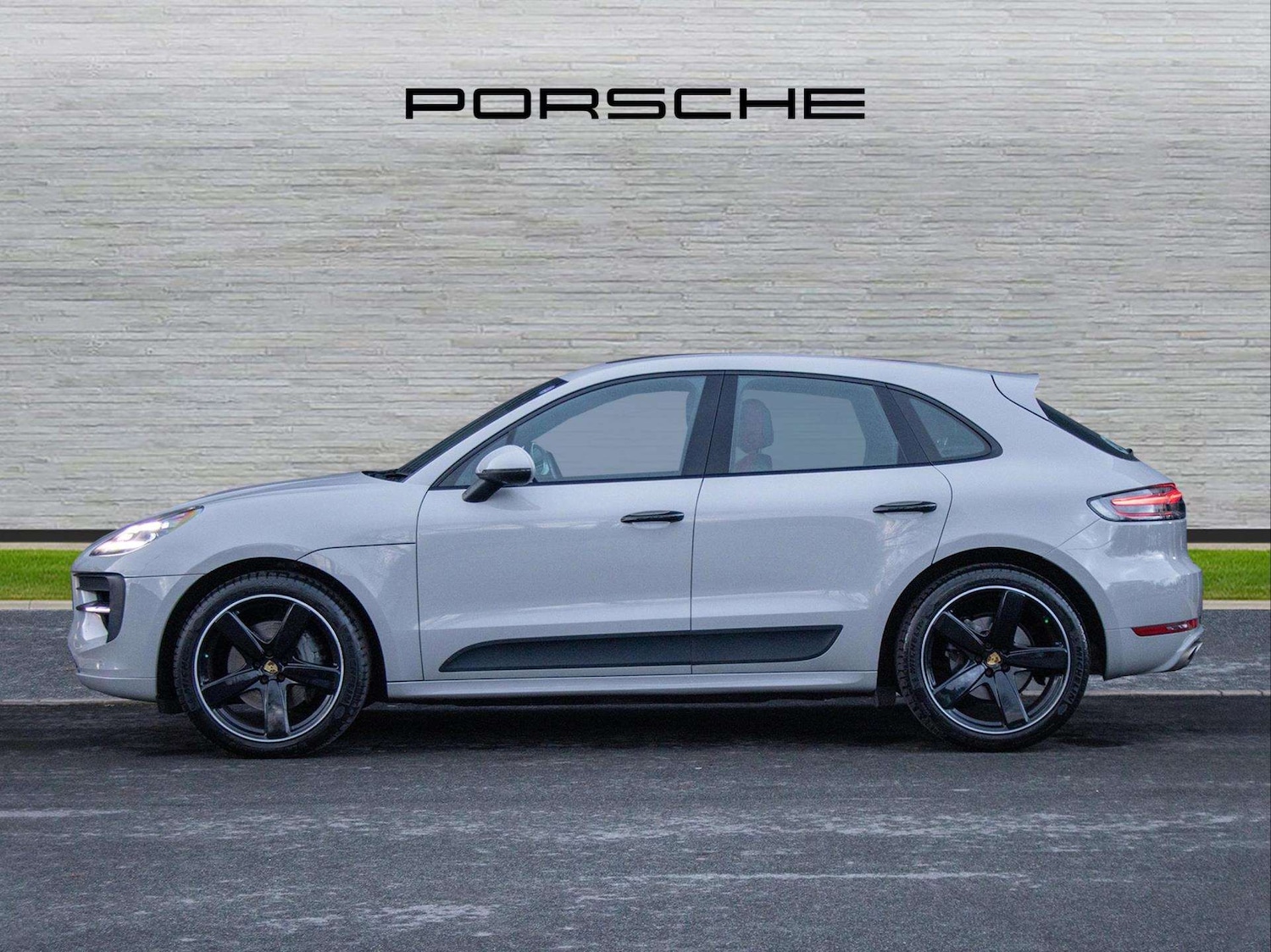 Used Porsche Macan 2020 for sale - 76929055: Photo 2