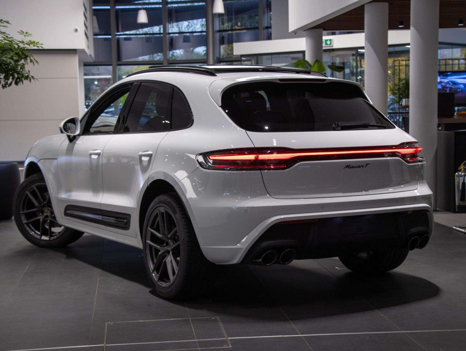 Used Porsche Macan 2025 for sale - 77860222: Photo 2