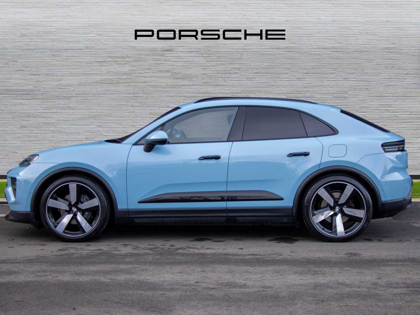 Used Porsche Macan 2024 for sale - 76636683: Photo 2