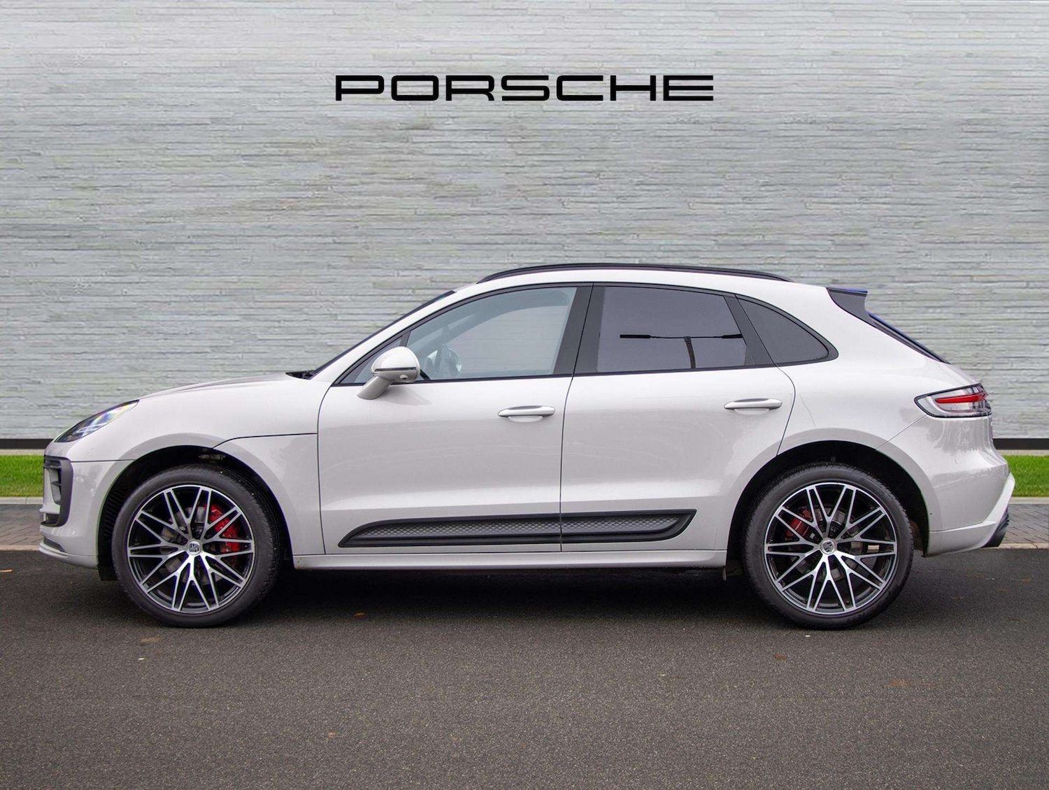 Used Porsche Macan 2023 for sale - 77011031: Photo 2