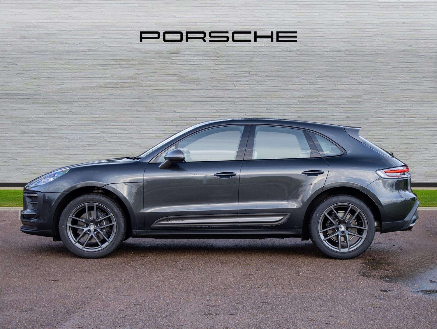 Used Porsche Macan 2025 for sale - 76916040: Photo 2