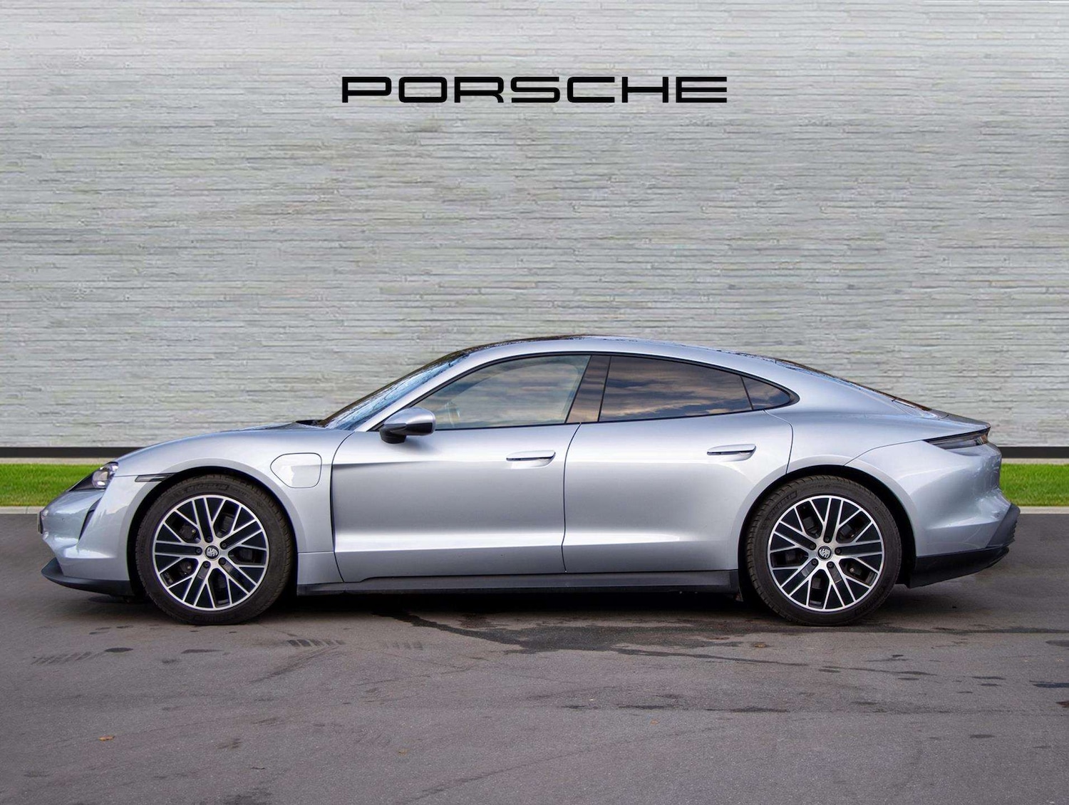 Used Porsche Taycan 2023 for sale - 77500293: Photo 2