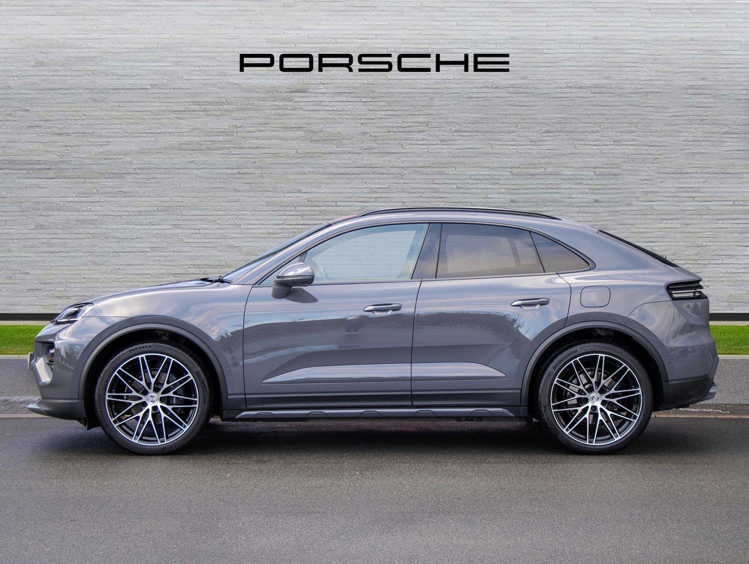 Used Porsche Macan 2025 for sale - 77726675: Photo 2