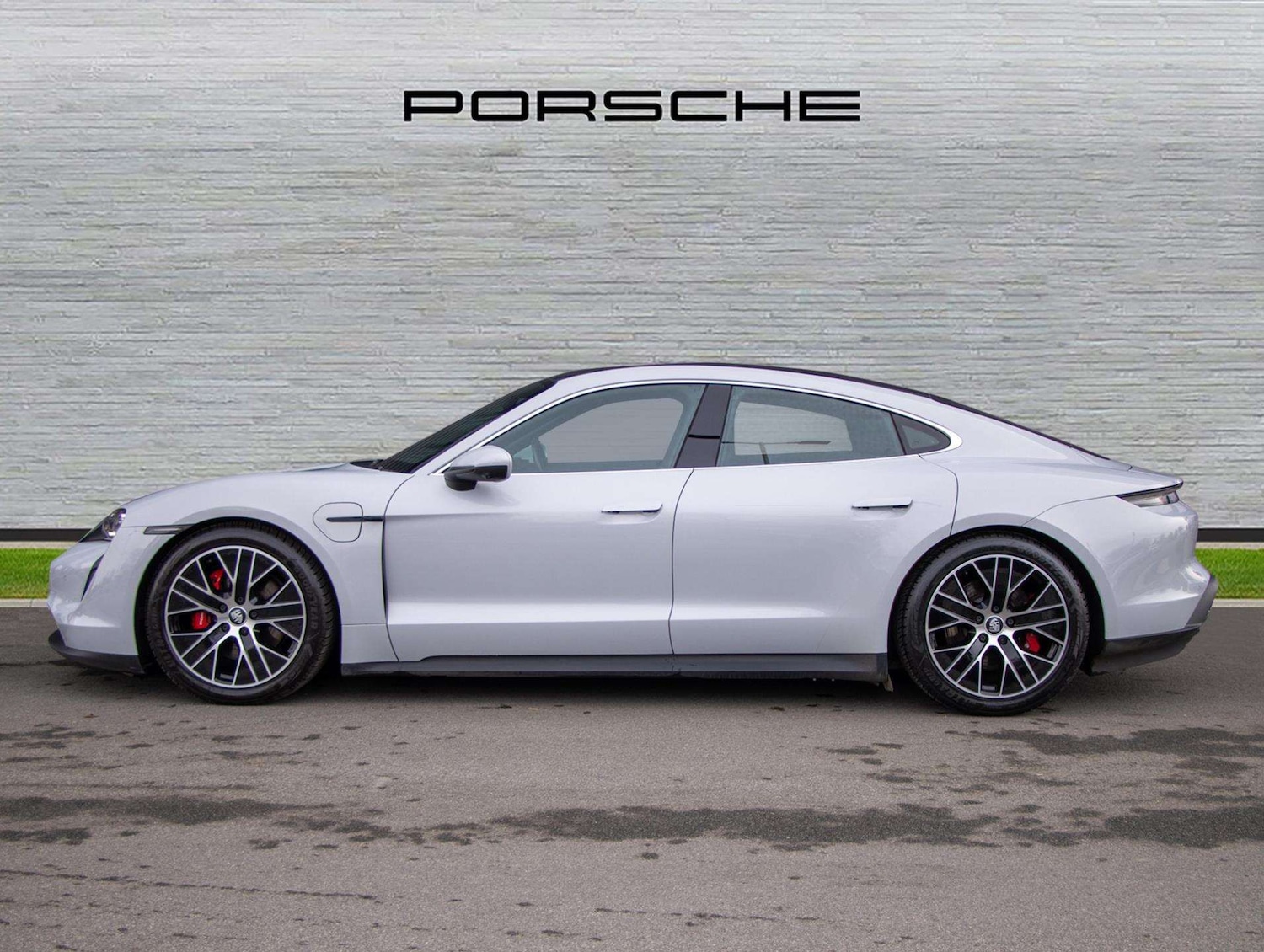 Used Porsche Taycan 2021 for sale - 77628332: Photo 2