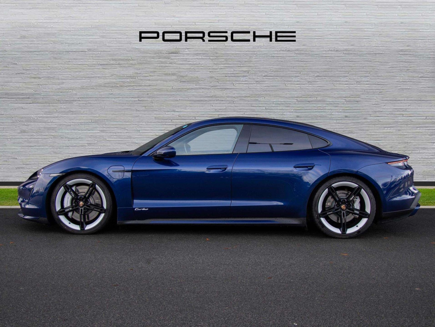 Used Porsche Taycan 2020 for sale - 77219538: Photo 2